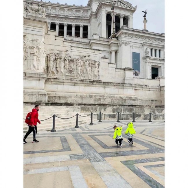 Як MONATIK разом з дружиною та синами насолоджуються відпочинком в Італії