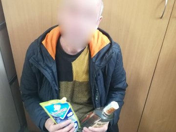 Взяв горілку та бекон: у Луцьку затримали чоловіка, який обікрав два магазини. ФОТО