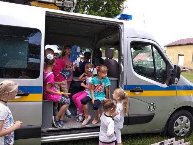 У волинському селі поліцейські влаштували свято для малят