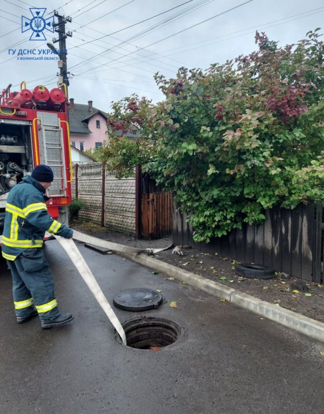 Вчора волинські рятувальники тричі виїжджали відкачувати воду із затоплених під`їздів  та прибудинкових територій