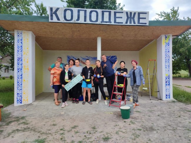 Переселенець з Донеччини розмалював зупинку у волинському селі. ФОТО