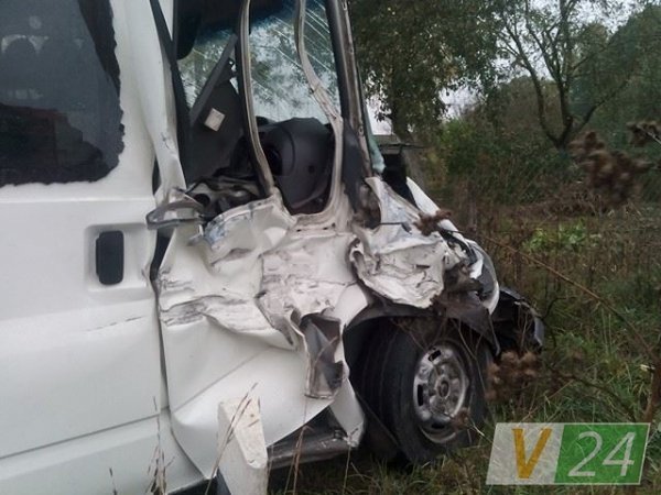 Аварія під Луцьком: бус врізався в вантажівку