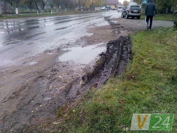 Аварія під Луцьком: бус врізався в вантажівку