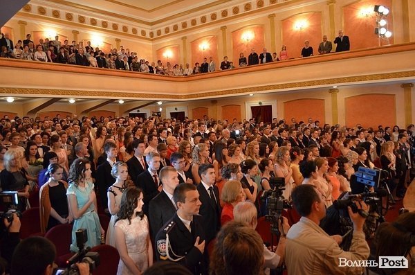 Мер Луцька вручив 139 медалей випускникам. ФОТО