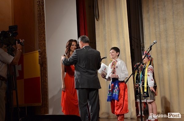 Мер Луцька вручив 139 медалей випускникам. ФОТО