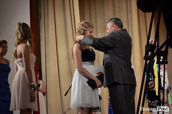 Мер Луцька вручив 139 медалей випускникам. ФОТО