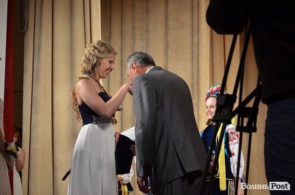 Мер Луцька вручив 139 медалей випускникам. ФОТО