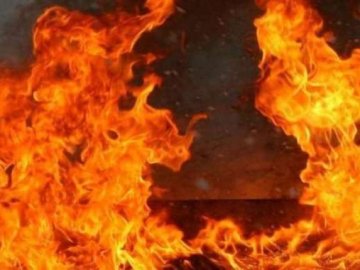 Волинянин, прибираючи біля хати, спалив будівлю