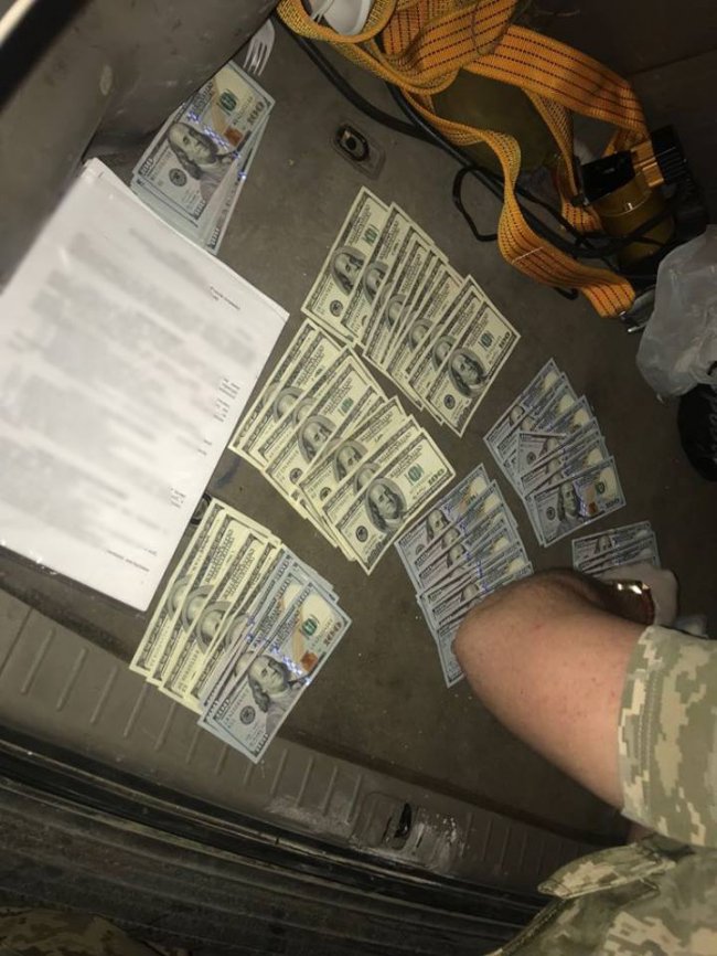 Чиновник помер під час отримання хабара