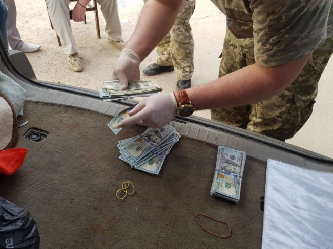 Чиновник помер під час отримання хабара