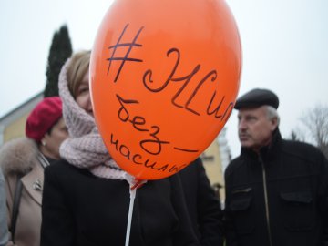 Площа перед замком у Луцьку стала помаранчевою. ФОТО