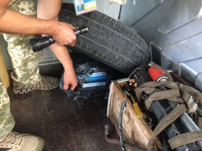 Волинські прикордонники знайшли контрабандні сигарети у паливному баку авто. ФОТО