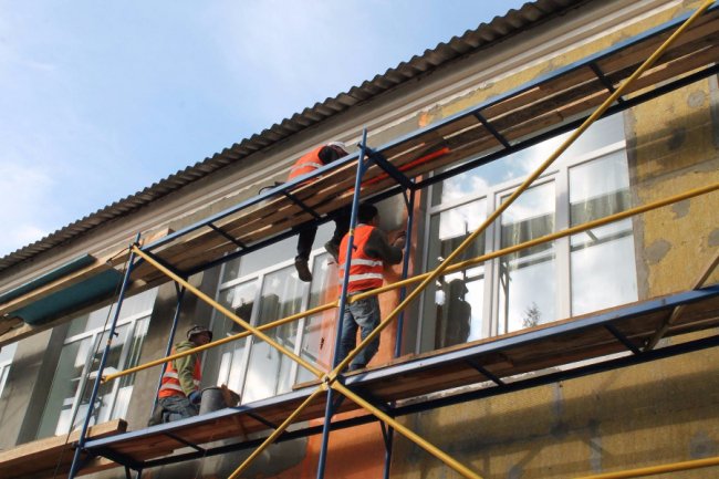 Сонячні батареї та 3D-малюнок на фасаді: на Волині ремонтують школу