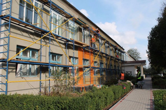 Сонячні батареї та 3D-малюнок на фасаді: на Волині ремонтують школу