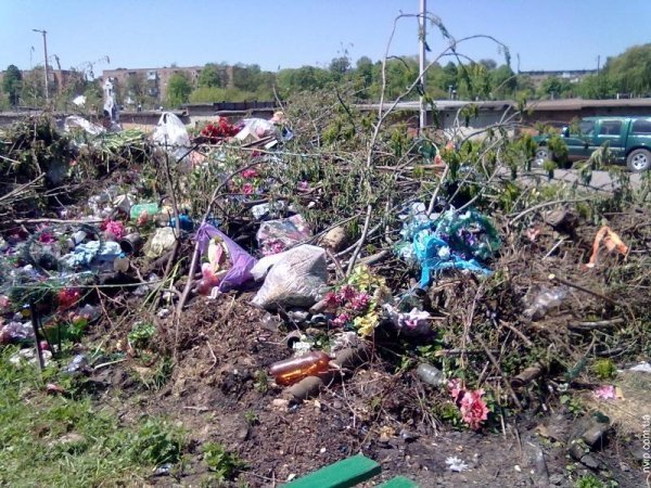 Кладовище Нововолинська тоне у смітті. ФОТО