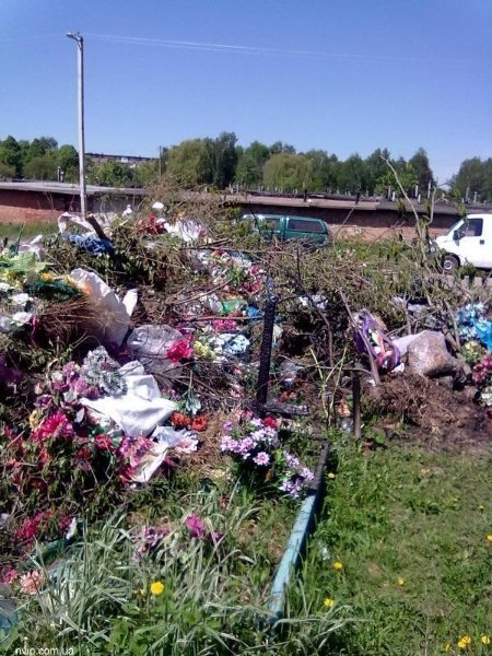 Кладовище Нововолинська тоне у смітті. ФОТО
