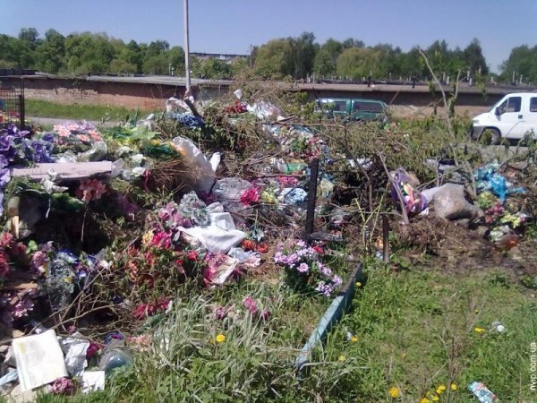 Кладовище Нововолинська тоне у смітті. ФОТО