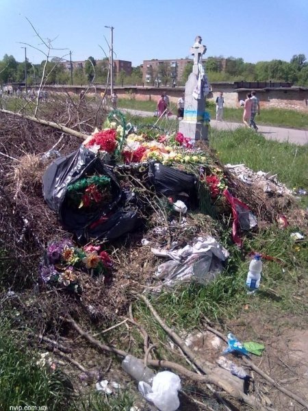 Кладовище Нововолинська тоне у смітті. ФОТО