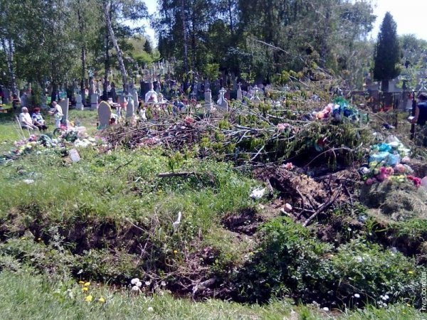 Кладовище Нововолинська тоне у смітті. ФОТО