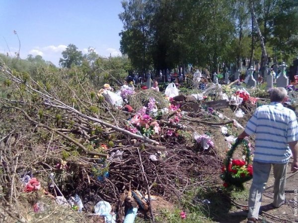 Кладовище Нововолинська тоне у смітті. ФОТО