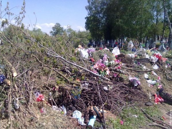 Кладовище Нововолинська тоне у смітті. ФОТО