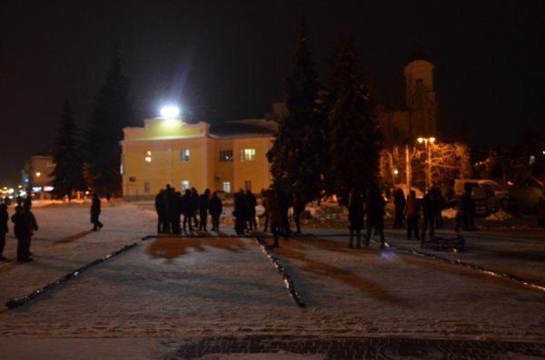 У центрі Луцька на честь Героїв Крут палав тризуб. ФОТО. ВІДЕО