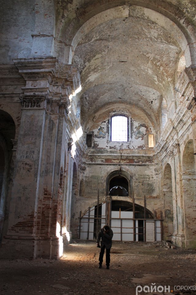 Було – стало: один з найкрасивіших католицьких храмів Волині, який «живе» зі снарядом у стіні. ФОТО