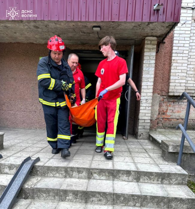 У Луцьку із замкненої квартири врятували чоловіка, який потребував медичної допомоги. ФОТО