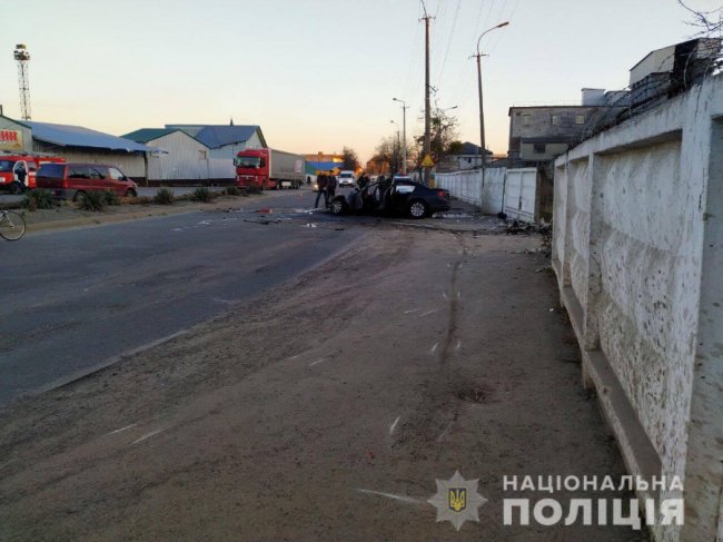 У Рівному внаслідок автопригоди вщент згорів автомобіль. ФОТО
