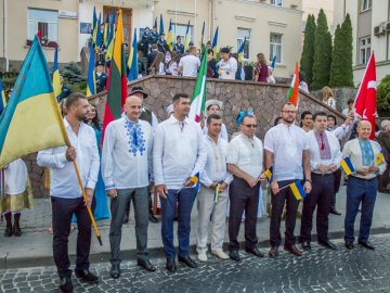 Вишиті сорочки і краватка з м'ячами: що одягнули луцькі депутати та посадовці на День прапора. ФОТО