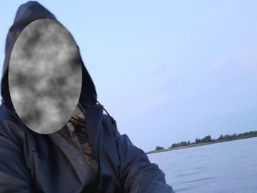 На Волині небайдужі рибалки здали браконьєра, який ловив рибу сіткою з човна. ФОТО