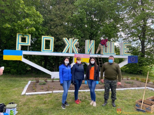 Волиняни розмалювали в'їзний знак рідного міста та висадили біля нього квіти. ФОТО