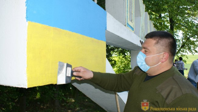 Волиняни розмалювали в'їзний знак рідного міста та висадили біля нього квіти. ФОТО