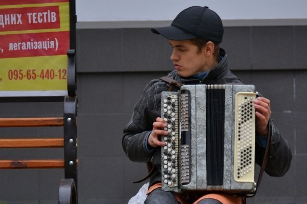 Луцький вуличний баяніст розповів про заробітки й ідеальну дівчину. ФОТО