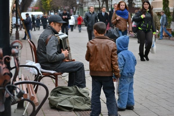 Луцький вуличний баяніст розповів про заробітки й ідеальну дівчину. ФОТО
