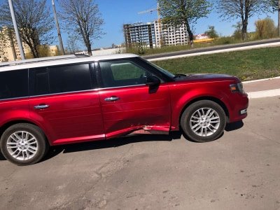 У Луцьку чоловік виїжджав із заправки і «влетів» у люк на 50 тисяч гривень. ФОТО