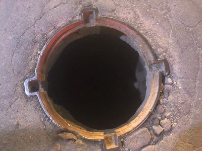 У Луцьку чоловік виїжджав із заправки і «влетів» у люк на 50 тисяч гривень. ФОТО