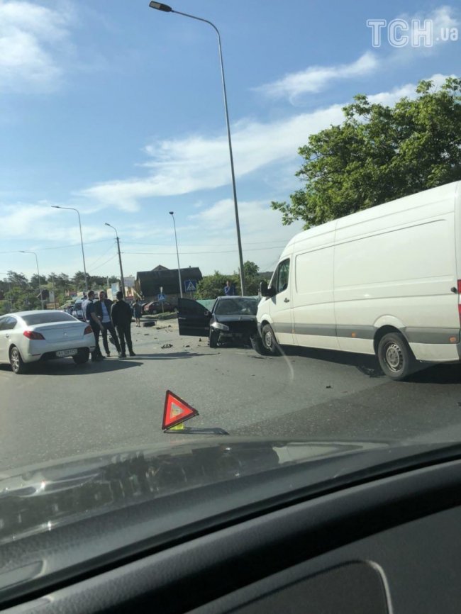 Під Києвом — масштабна аварія. ФОТО