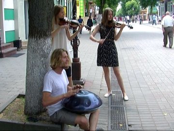 Скрипалькам на Лесі Українки турист акомпанував на незвичному інструменті