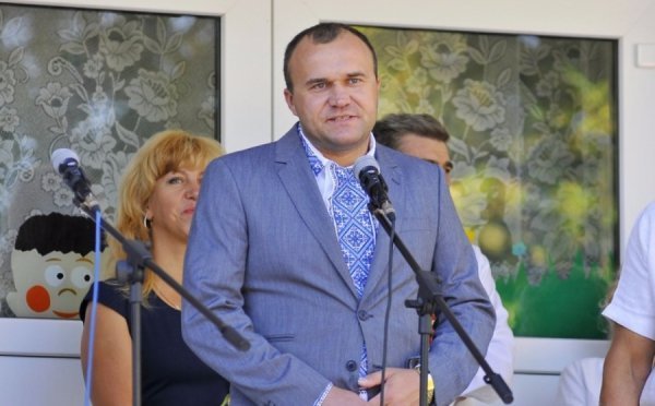 Луцький депутат подарував рідній школі ноутбук і сертифікати на харчування дітей. ФОТО