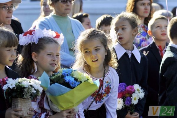 Луцький депутат подарував рідній школі ноутбук і сертифікати на харчування дітей. ФОТО