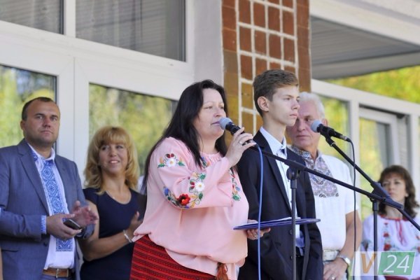 Луцький депутат подарував рідній школі ноутбук і сертифікати на харчування дітей. ФОТО