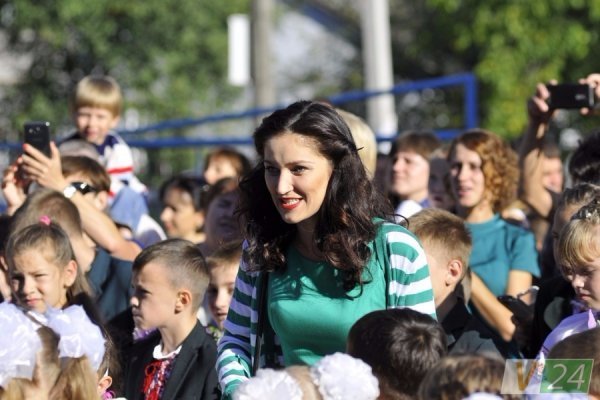 Луцький депутат подарував рідній школі ноутбук і сертифікати на харчування дітей. ФОТО