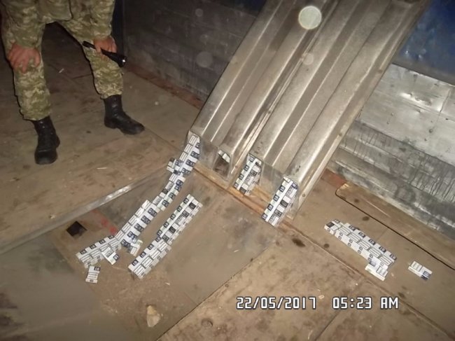 Контрабандні цигарки везли через «Ягодин» у причепі