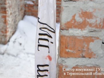 Через нерозділене кохання повісилась школярка