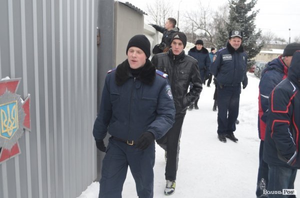 Блокування ВВшників у Луцьку: день другий. ФОТО