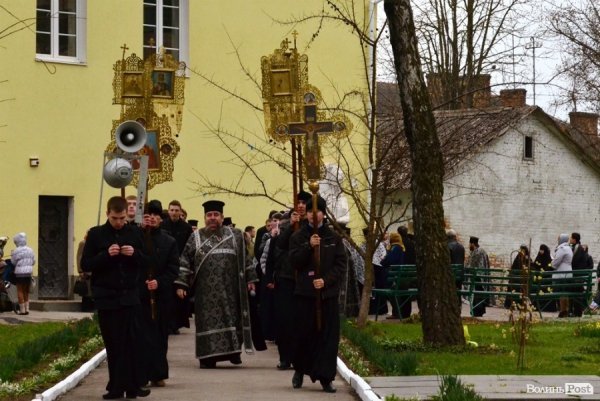 Під час хресної ходи у Луцьку окропили навіть мормонів