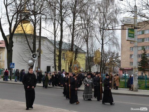 Під час хресної ходи у Луцьку окропили навіть мормонів