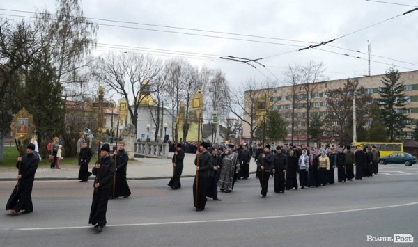 Під час хресної ходи у Луцьку окропили навіть мормонів