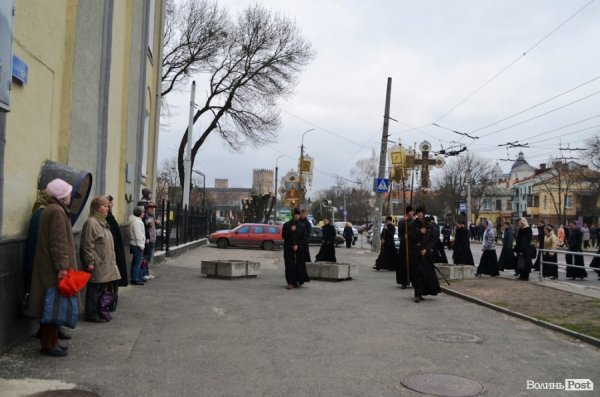 Під час хресної ходи у Луцьку окропили навіть мормонів